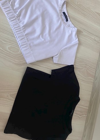 2 adet siyah beyaz crop beli lastikli tişört
