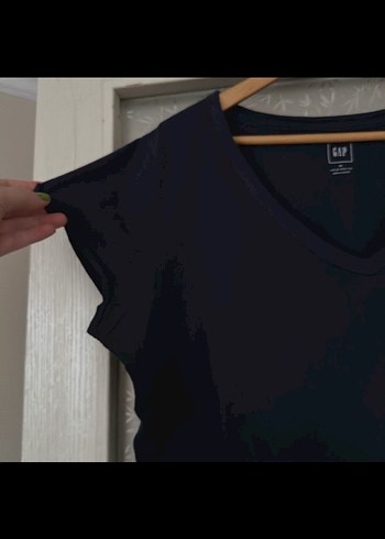 GAP V Yakalı Kısa Kollu Kadın Tişört - Görsel 3