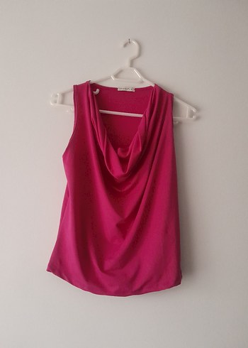 Pembe Dökümlü V Yakalı Kolsuz Bluz