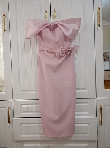Pembe elbise