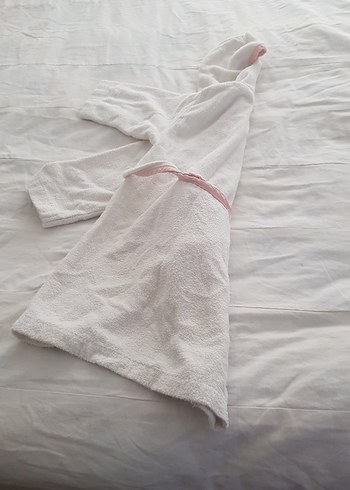 Kız Çocuk Nakışlı Beyaz Bornoz.6-8-9 aylıkken kullanılablir - Görsel 3