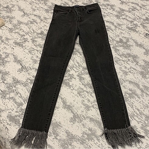 Püskül detaylı siyah pantolon