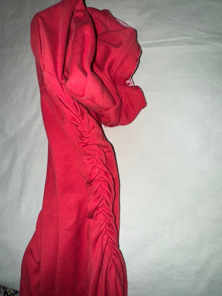 Kırmızı kisa elbise - Görsel 2