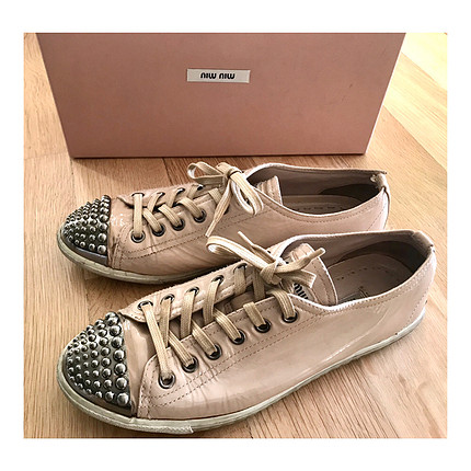 Miu Miu Burnu metal detaylı pudra rengi rugan sneakers