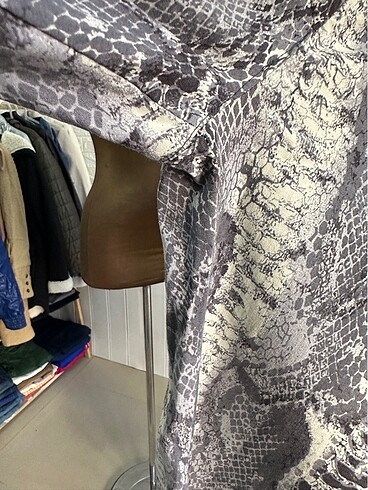 l Beden Bershka modeli yılan derili pantolon