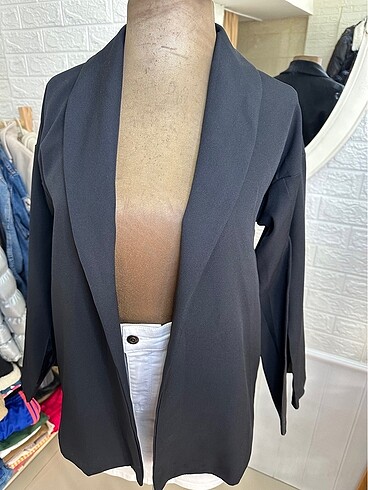 Trendyol marka kol yırtmaçlı blazer