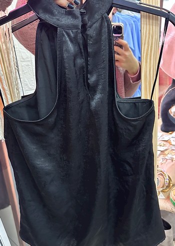 Drapeli Siyah Saten Yüksek Yakalı Kolsuz Bluz - Görsel 3