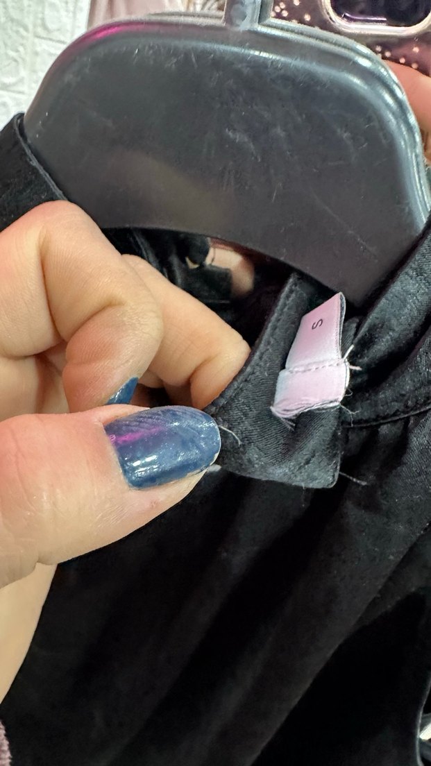 Drapeli Siyah Saten Yüksek Yakalı Kolsuz Bluz - Görsel 2