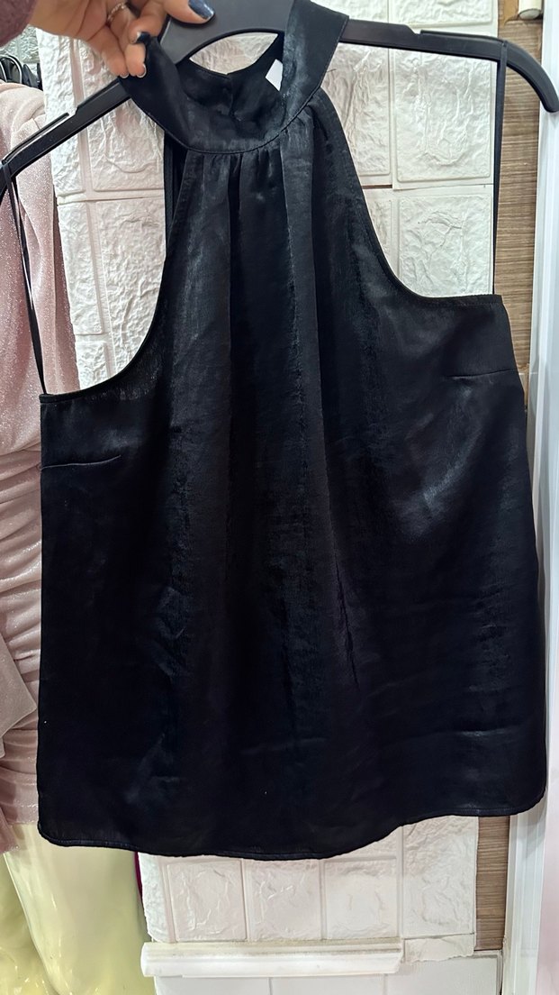 Drapeli Siyah Saten Yüksek Yakalı Kolsuz Bluz - Görsel 4