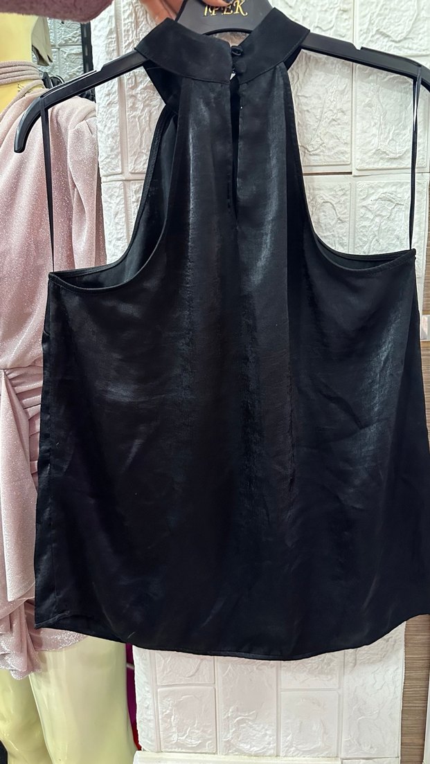 Drapeli Siyah Saten Yüksek Yakalı Kolsuz Bluz - Görsel 5