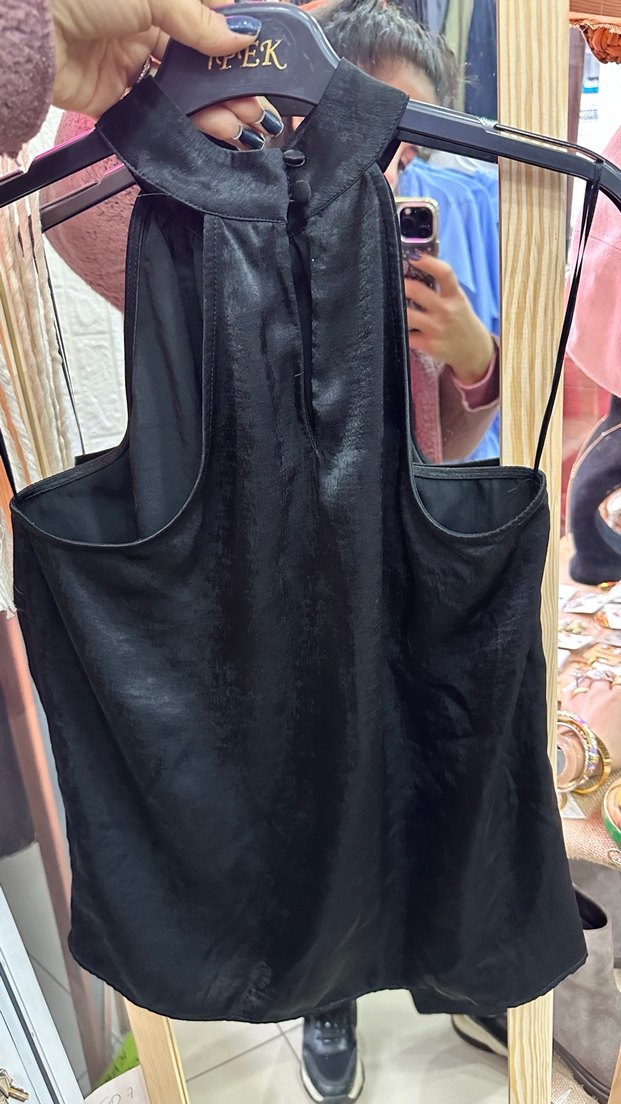 Drapeli Siyah Saten Yüksek Yakalı Kolsuz Bluz - Görsel 3