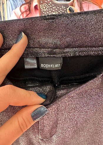 Bodyflirt marka 40 beden Siyah Parlak pantolon likralı - Görsel 3