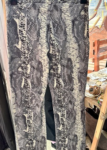 Bershka Gri Yılan Desenli Kadın Kumaş Pantolon - Görsel 3