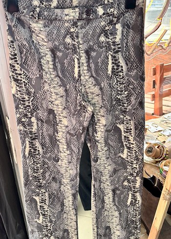 Bershka Gri Yılan Desenli Kadın Kumaş Pantolon - Görsel 2