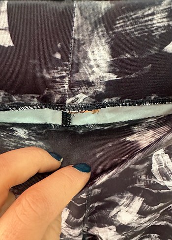 Siyah Baskılı Midi Spor Tayt - Görsel 4