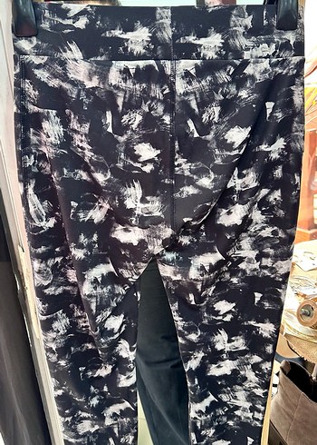 Siyah Baskılı Midi Spor Tayt - Görsel 5