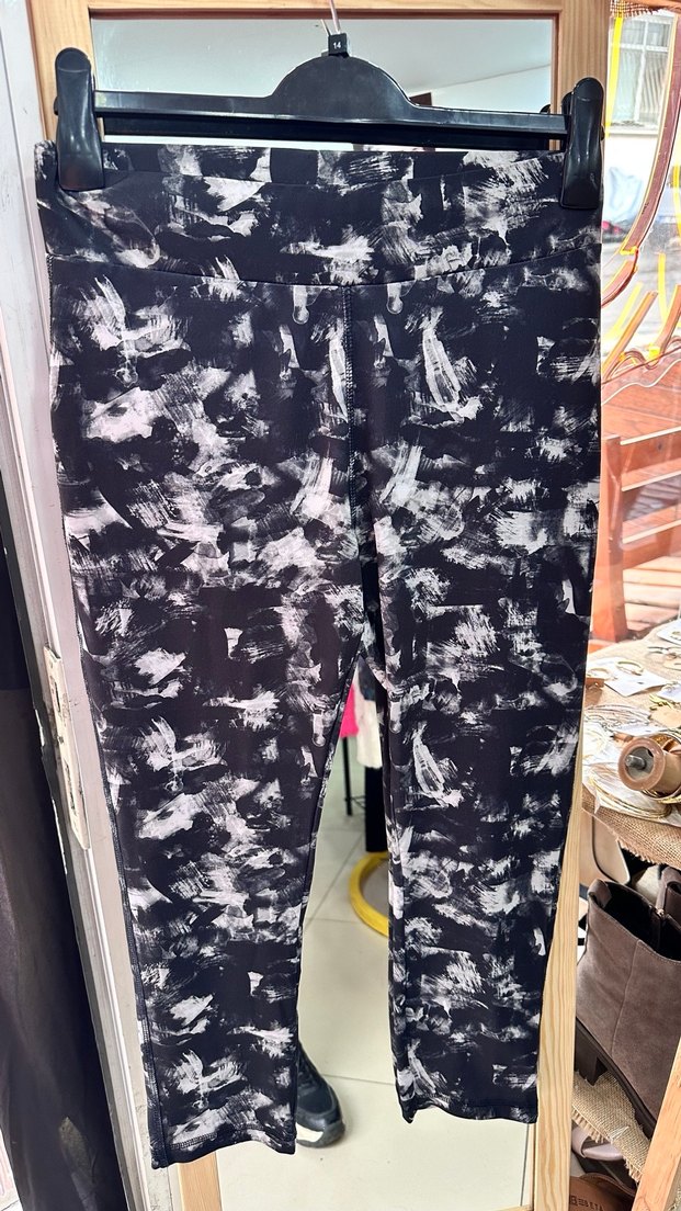 Siyah Baskılı Midi Spor Tayt - Görsel 2