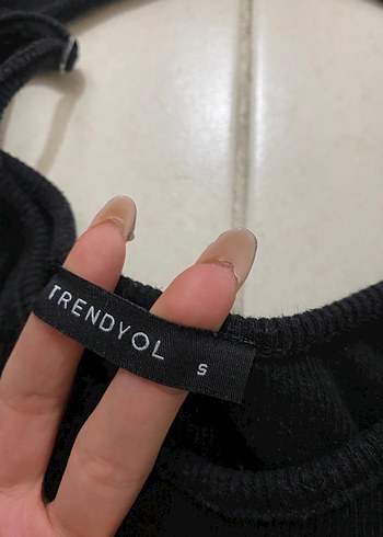 s Beden Siyah Yüksek Yakalı Crop Top ve İnce Askılı Üst