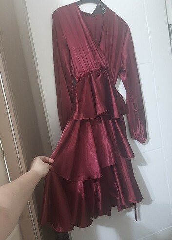 Kat etekli saten elbise - Görsel 5