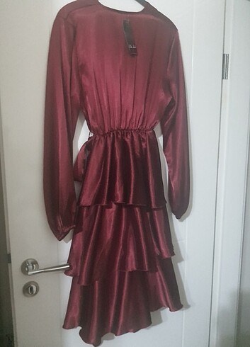 Kat etekli saten elbise - Görsel 6