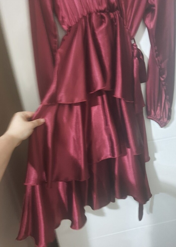 Kat etekli saten elbise - Görsel 2