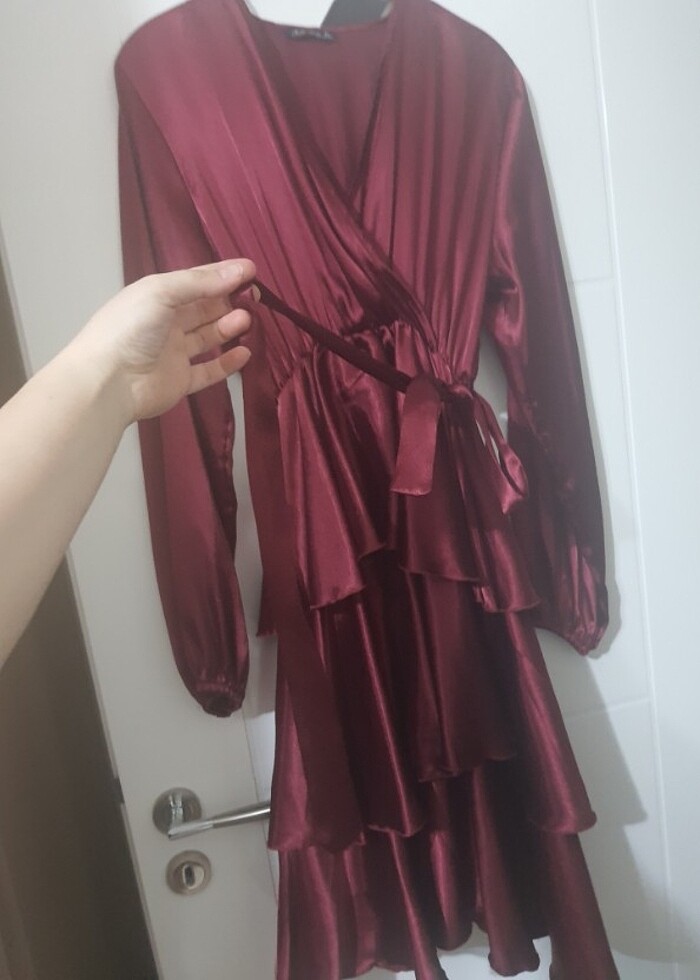 Kat etekli saten elbise - Görsel 3