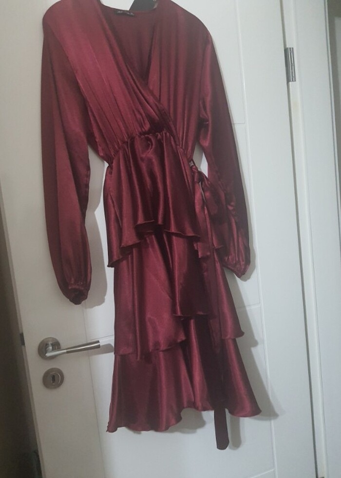 Kat etekli saten elbise - Görsel 4