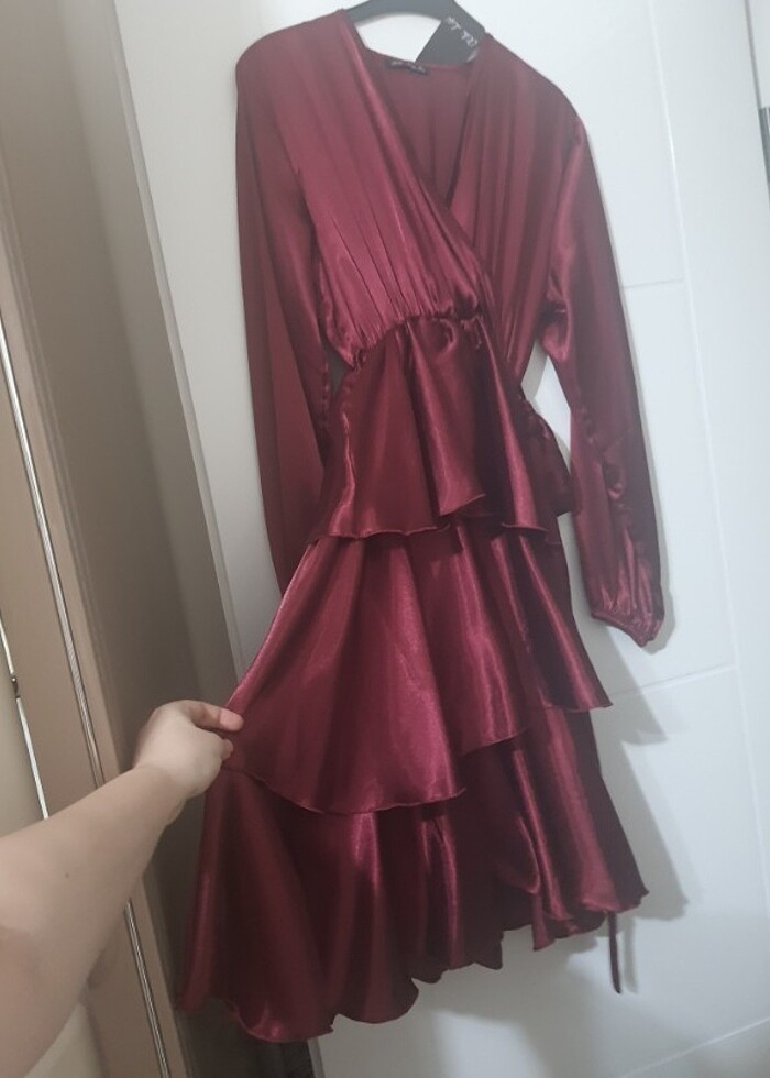 Kat etekli saten elbise - Görsel 5