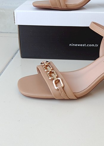 Nine West Nine West Zincir Detaylı Bej Kadın Sandalet