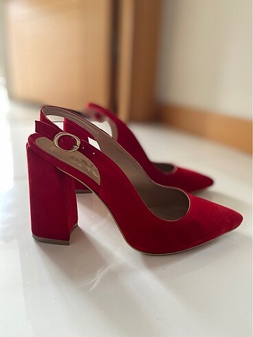Kırmızı kalın topuklu ayakkabı