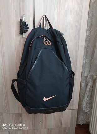 Nike çanta az kullanıldı hiç bir sorun yok