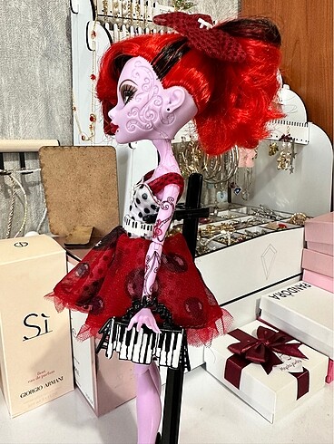 Operetta monster high