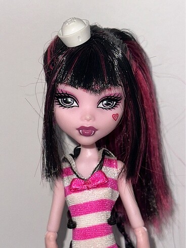 Beden Monster high skull shores draculaura