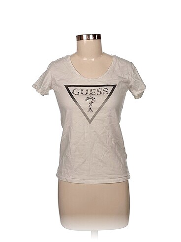 Guess T-shirt %70 İndirimli.