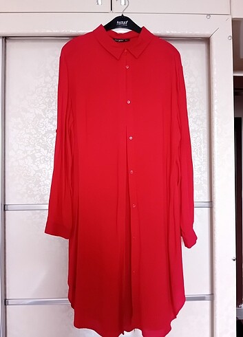 Kadın kırmızı uzun gömlek