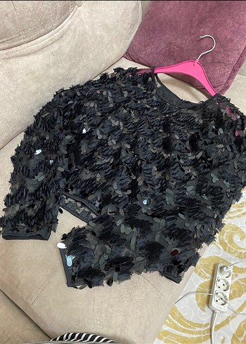 Siyah İşlemeli pullu bluz