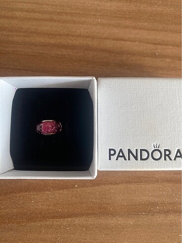 Pandora pembe charm