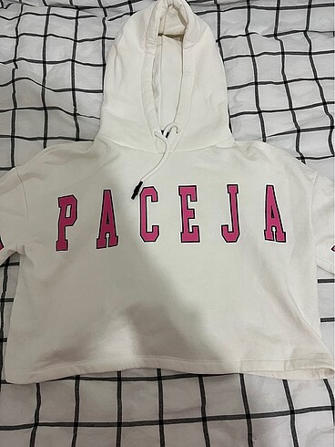 Kapsonlu beyaz sweatshirt