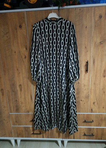 Zincir Detaylı Siyah Uzun Elbise - Görsel 2