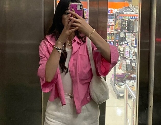 Kadın pembe gömlek