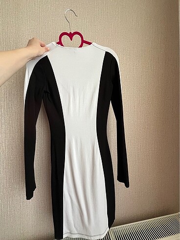 H&M Siyah beyaz vücudu saran elbise