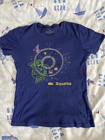 Lacivert Bedene Oturan Burçlu Tshirt