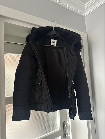 Zara mont siyah xs kapşonu çıkabiliyor kürkü de çıkıyor