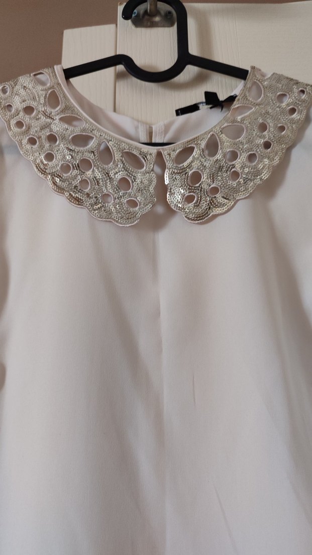 Pul İşlemeli Yakalı Kolsuz Beyaz Bluz - Görsel 3