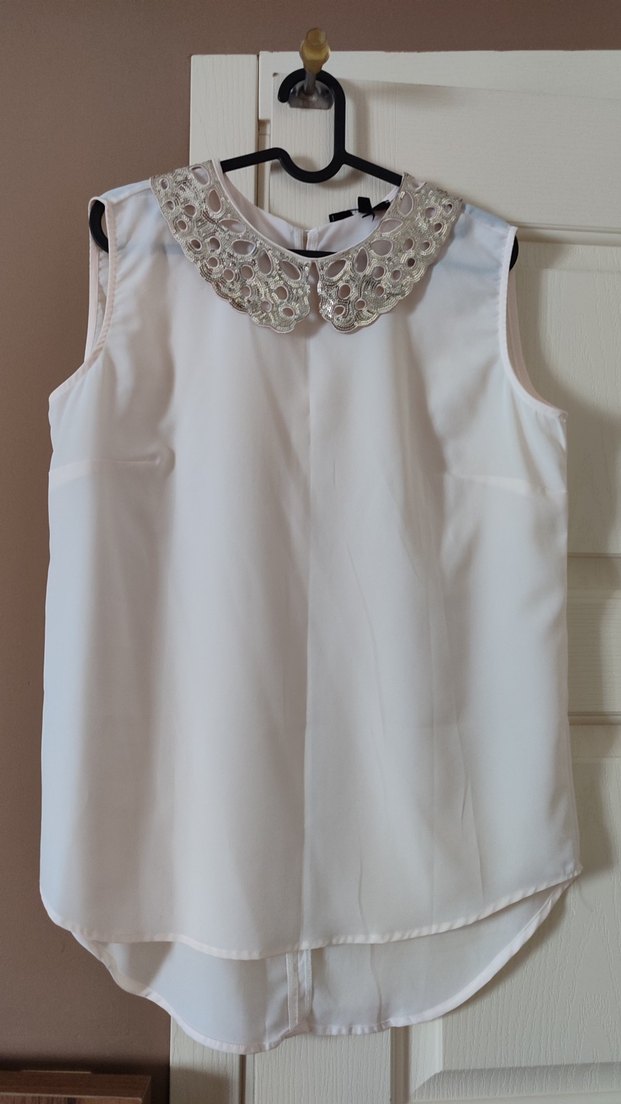 Pul İşlemeli Yakalı Kolsuz Beyaz Bluz - Görsel 2