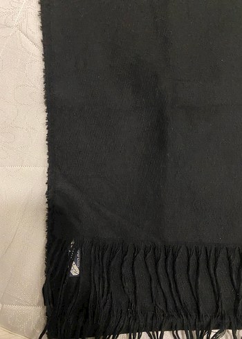 Siyah Püsküllü Kadın Atkı - Görsel 2