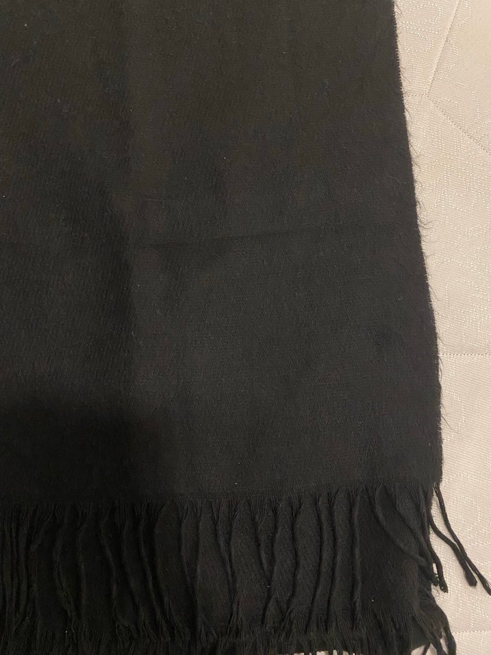 Siyah Püsküllü Kadın Atkı - Görsel 3