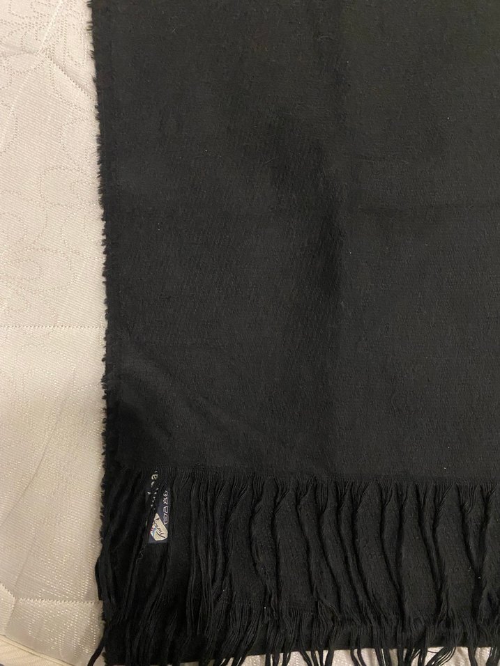 Siyah Püsküllü Kadın Atkı - Görsel 2