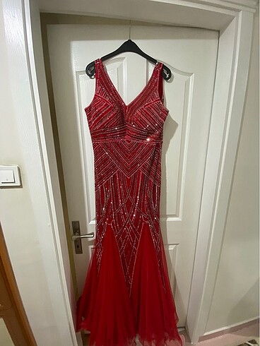 Kırmızı taşlı abiye elbise