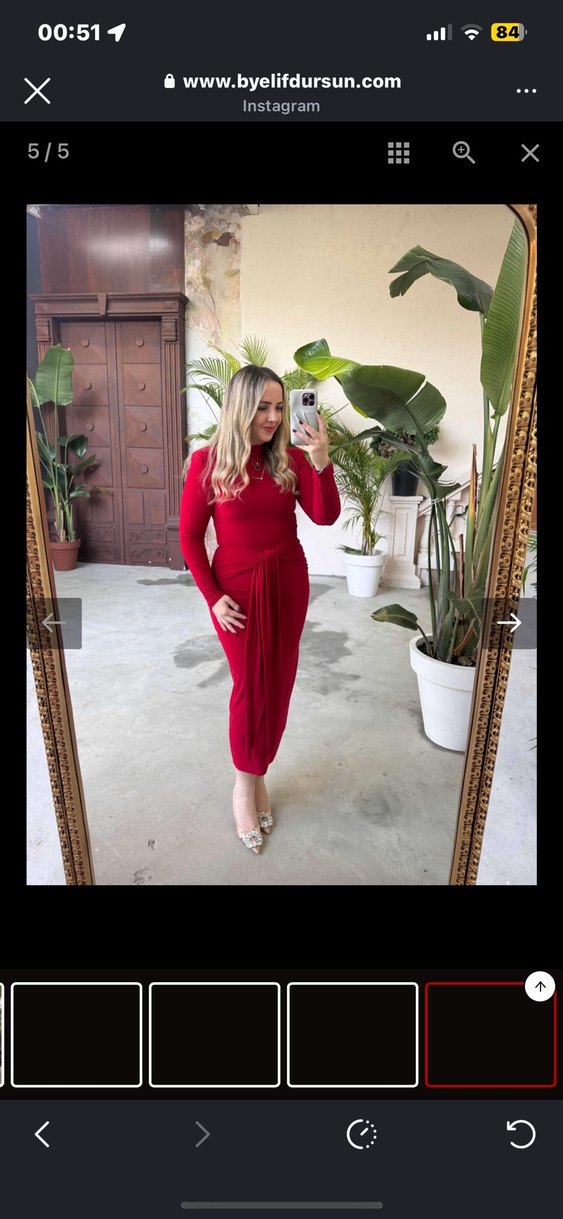 Vatkalı Parlak Kırmızı Elbise - Görsel 3